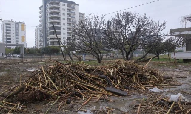 Mersin'de sağanaktan etkilenen alanlarda temizlik ve onarım çalışmaları sürüyor