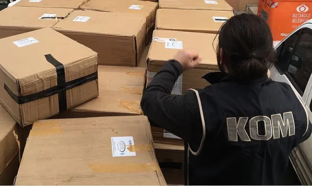 Mersin'de tırda gümrük kaçağı sigara ve puro ele geçirildi