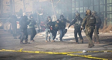 Minnesota'da Pretti'nin ölümünün ardından ICE görevlilerinin kaldığı düşünülen otelin önünde protesto