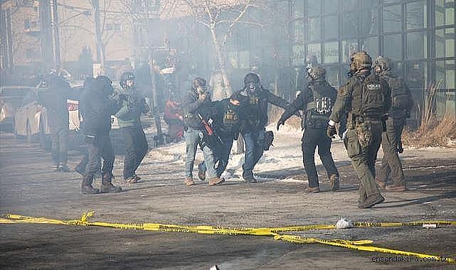Minnesota'da Pretti'nin ölümünün ardından ICE görevlilerinin kaldığı düşünülen otelin önünde protesto