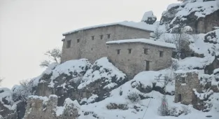 Muş'a atanan öğretmenler güllerle karşılandı
