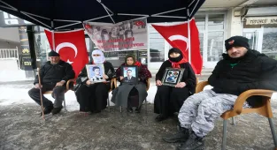 Muş'ta evlatlarına kavuşmak isteyen aileler, DEM Parti önündeki eylemlerini sürdürdü