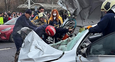 Otomobil EGO otobüsü ve 2 araca çarptı: 4 kişi yaralandı!