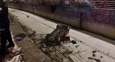 Otomobil kanala uçtu, sürücü yaralandı