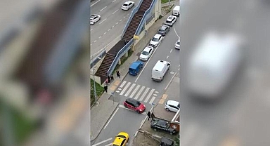 Otomobil sürücüsünün trafiği tehlikeye düşürdüğü anlar kamerada