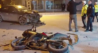 Otomobille motorsiklet çarpıştı 2 kişi yaralandı
