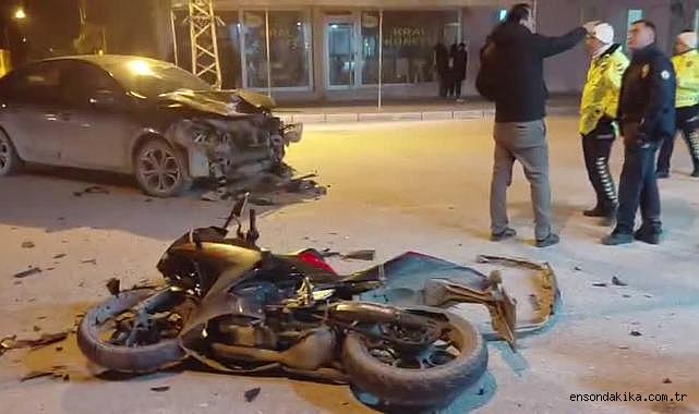 Otomobille motorsiklet çarpıştı 2 kişi yaralandı