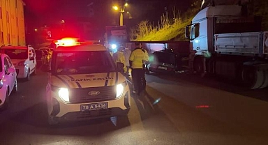 Park halindeki tıra çarpan otomobildeki 2 kişi yaralandı