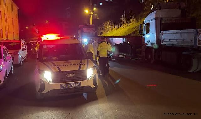 Park halindeki tıra çarpan otomobildeki 2 kişi yaralandı