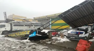 Şanlıurfa'da kar ve tipi nedeniyle 67 iş yerinin çatısı çöktü