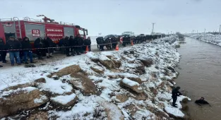 Şanlıurfa'da sulama kanalına düşen otomobilin sürücüsünü arama çalışmaları sürüyor