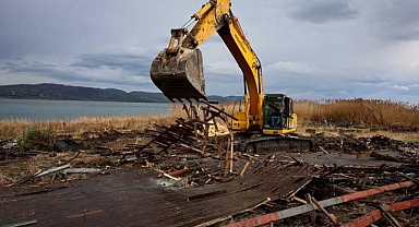 Sapanca Gölü kıyısındaki kaçak yapıların yıkımında 89 iskele kaldırıldı