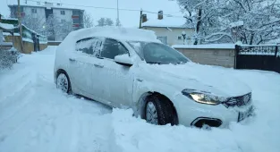 Sarıoğlan'da kar yağışı etkili oluyor