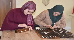 Sedef işlemeciliği Gaziantepli kadınların elinde geleceğe taşınıyor