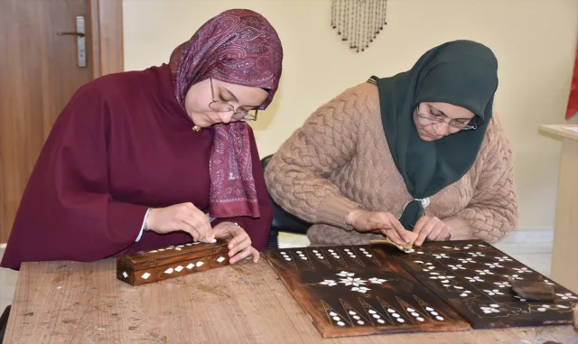 Sedef işlemeciliği Gaziantepli kadınların elinde geleceğe taşınıyor