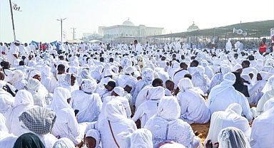 Senegal'de Layene tarikatı mensupları 'beyazlar' içinde birlik mesajı için toplandı