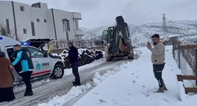 Siirt'te yolları kardan kapanan köylerde mahsur kalan hastalar hastanelere ulaştırıldı