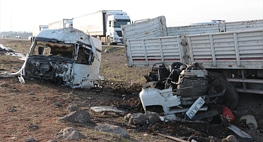 Şırnak'ta 2 tırın çarpıştığı kazada, sürücüler yaralandı