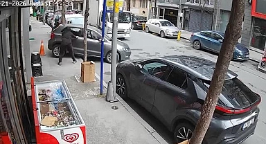 Şişli'de sürücüsü park ederken kontrolden çıkan otomobil iş yerine girdi