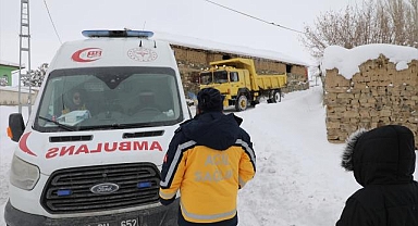 Sivas'ta ekipler, yolu kardan kapanan köydeki kanser hastası için seferber oldu