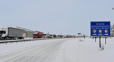 Sivas'ta kar nedeniyle kapanan yollarda mahsur kalanlar yurtlarda misafir edildi