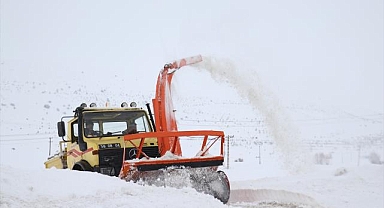 Sivas'ta kar ve tipi nedeniyle 254 yerleşim yerinin yolu ulaşıma kapandı