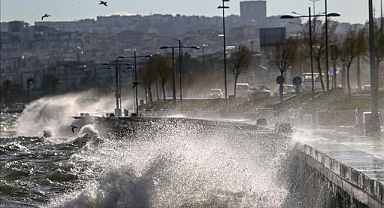 Son Dakika! İzmir'de şiddetli rüzgar nedeniyle vapur seferleri iptal edildi