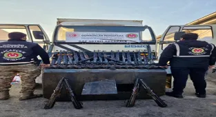 Suriye'den Türkiye'ye giren kamyonun mazot deposunda 51 silah ile 41 şarjör ele geçirildi