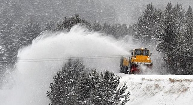 Sürücüler dikkat: Ardahan’da kar esareti başladı, o güzergahtan geçişler yasaklandı!