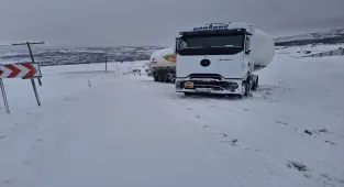 Tokat'ta kar nedeniyle mahsur kalan doğal gaz yüklü tanker İl Özel İdaresi ekiplerince kurtarıldı 