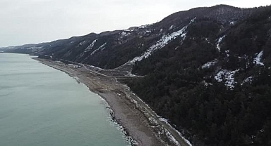 Toprak kayması nedeniyle Sinop grup yolu ulaşıma kapandı