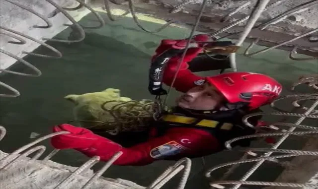 AKUT ekipleri 7 metrelik çukura düşen köpeği kurtardı