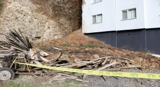 Trabzon'da toprak kaymasından etkilenen binada hasar tespit çalışmaları sürüyor