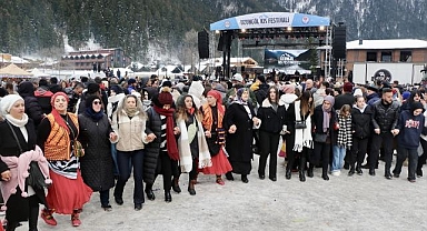 Trabzon'da Uzungöl Kış Festivalinde dev horon halkası oluşturuldu