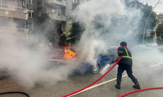 Uşak'ta seyir halindeki otomobilde çıkan yangın söndürüldü