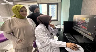 Van'da sağlık çalışanları, AA'nın Yılın Kareleri oylamasına katıldı