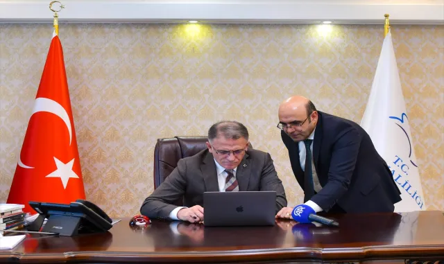 Van Valisi Balcı, AA'nın Yılın Kareleri oylamasına katıldı