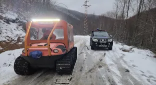 Yalova'da kar nedeniyle yolda mahsur kalan 10 araçtaki 35 kişi kurtarıldı