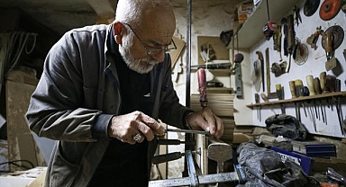 Yarım asırdan fazla süredir aynı tutkuyla ahşaba şekil veriyor