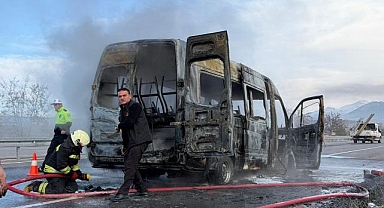 Yolcu minibüsü seyir halinde alev aldı