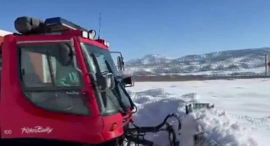 Yolu kapanan köydeki hasta ekiplerce hastaneye ulaştırıldı