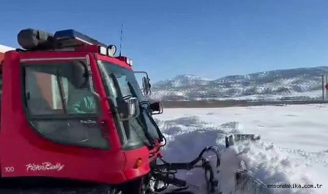 Yolu kapanan köydeki hasta ekiplerce hastaneye ulaştırıldı