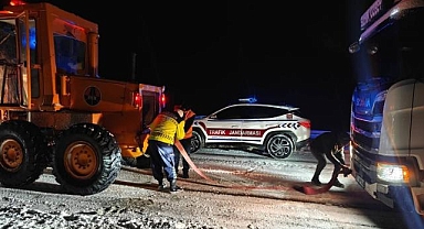 Yozgat'ta jandarma ekipleri kar ve tipi nedeniyle denetimlerini artırdı