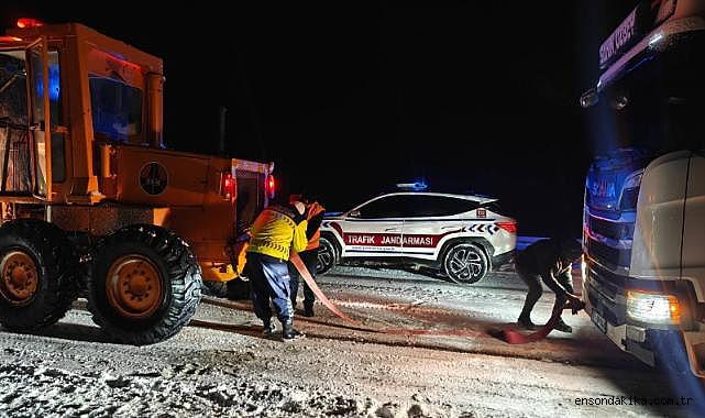 Yozgat'ta jandarma ekipleri kar ve tipi nedeniyle denetimlerini artırdı