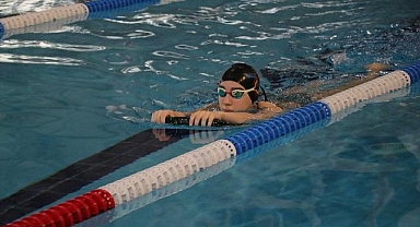 Yüzmede Türkiye şampiyonlukları bulunan Melisa Zobar'ın hedefi milli takım