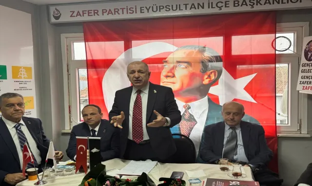 Zafer Partisi Genel Başkanı Özdağ, partisinin Eyüpsultan ilçe başkanlığını ziyaret etti