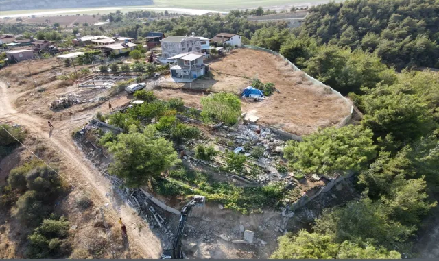 Adana'da göl kıyısındaki kaçak yapılar kaldırılıyor