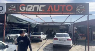 Adıyaman'da kısa devre sonucu hareket eden park halindeki otomobil dükkana çarptı