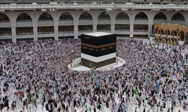 Afrikalı çocuklar Kabe'de Hacılar ilahisini söyledi