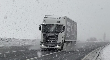 Ağrı'da kar ve tipi ulaşımı aksatıyor